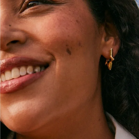 NWT-Kendra Scott Star Huggie Earrings in Gold - Picture 3 of 10